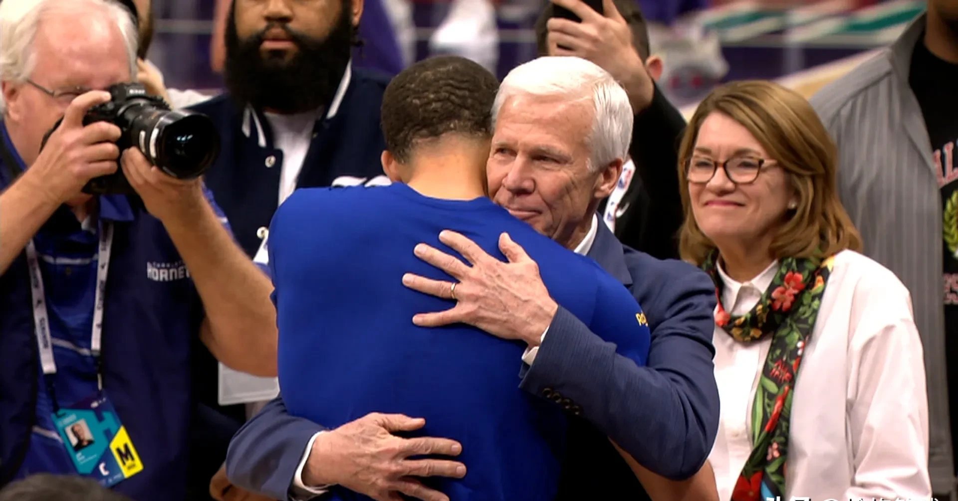 爱游戏APP-关于赛后CBA季后赛焦点战；夏洛特黄蜂队长鼓劲；气氛紧张；细节决定成败的信息